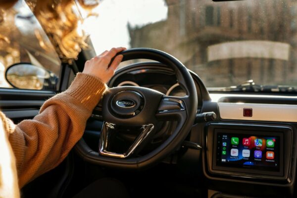 Ligier-Auto auf einer Straße, mit einem Jugendlichen am Steuer